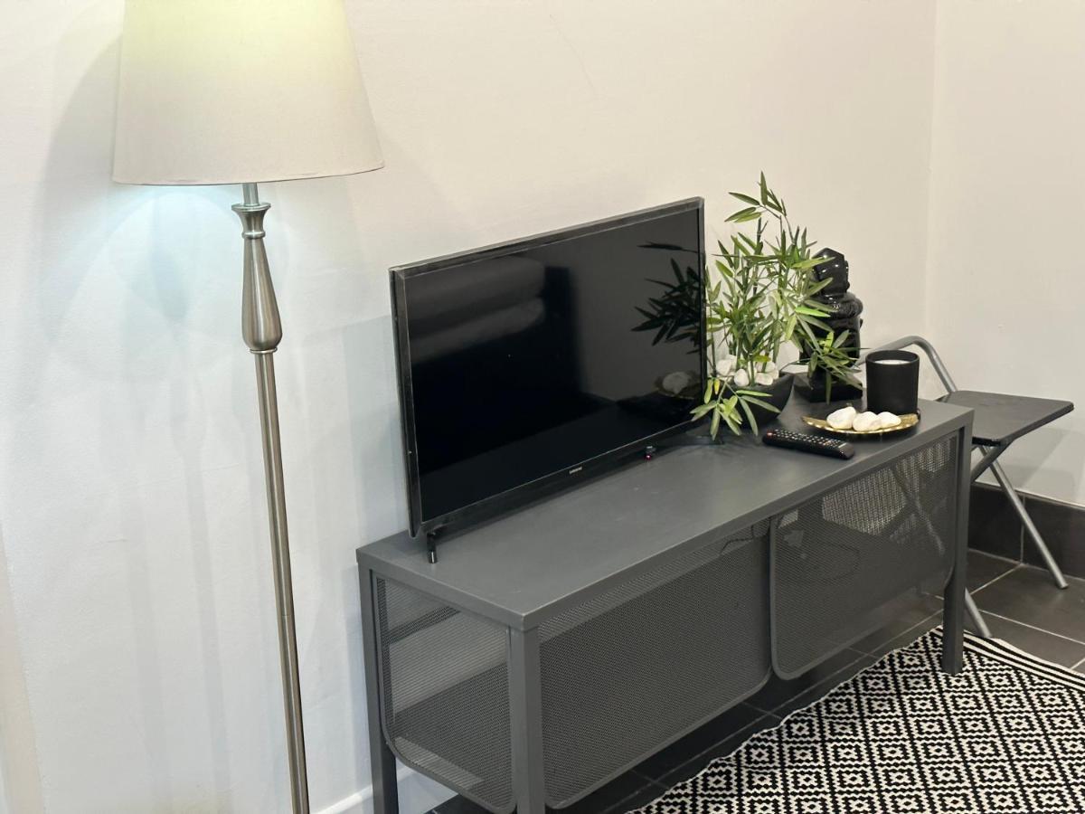 Modern Flat In Central Egham By Windsor Castle, Staines-Upon-Thames And Heathrow Airport Exterior foto