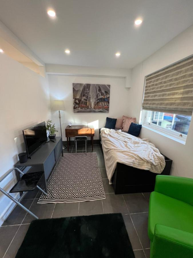 Modern Flat In Central Egham By Windsor Castle, Staines-Upon-Thames And Heathrow Airport Exterior foto
